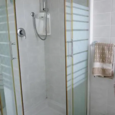 Sleeps 4 Pool Air Con Wifi *
