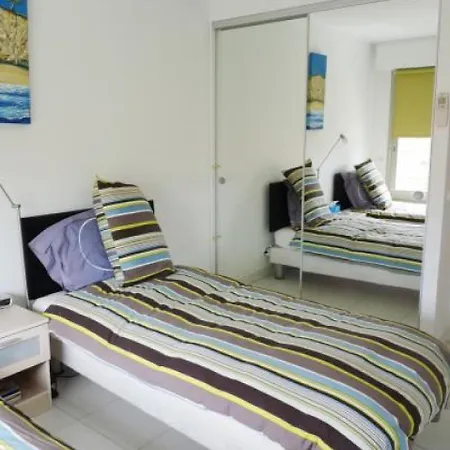 Sleeps 4 Pool Air Con Wifi Apartment *